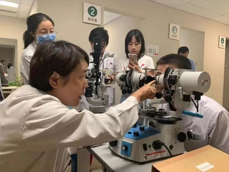 高度近视遇上白内障怎么破？65岁阿姨被医生“哄”着做手术